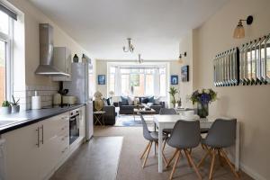 a kitchen and living room with a table and chairs at Aisiki Living at Alexandra Road, 2-Bedroom & 2-Bathroom with King or Twin Beds with Free Wi-Fi and Parking Space in Watford