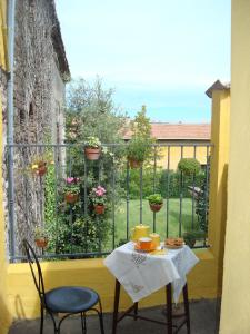 a table and chairs on a balcony with a view of a garden at La Rocchetta in Valeggio sul Mincio
