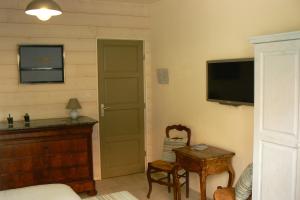 A television and/or entertainment centre at L' Escale Tranquille