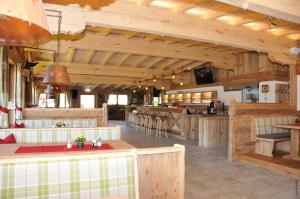 una grande cucina con pareti in legno e soffitti in legno di Haflingerhof a Kramsach