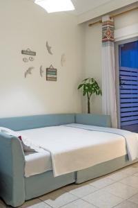 
A bed or beds in a room at Opalio seaview apartment
