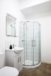 une salle de bain avec douche et lavabo dans l'établissement Aisiki Living at Alexandra Road, 2-Bedroom & 2-Bathroom with King or Twin Beds with Free Wi-Fi & Parking Space, à Watford 18 autres photos