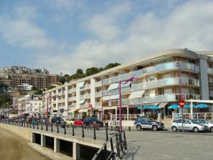 un parcheggio con auto parcheggiate di fronte a un edificio di Alpen1 Forner a Peñíscola