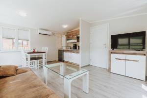 Kuchyňa alebo kuchynka v ubytovaní Apartamenty Gromada Międzyzdroje
