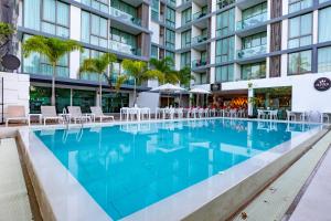 una piscina en el patio de un edificio en Oceanstone by Holy Cow, studio, next building view, en Bang Tao Beach