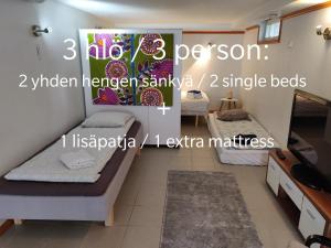 una camera con due letti e un letto a baldacchino sul muro di Yrjänäntie Home Apartment a Oulu