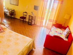 エルコラーノにあるB&B Real La Favoritaのベッドルーム1室(ベッド1台、椅子1脚付)