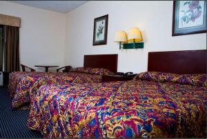 a hotel room with two beds and two lamps at Country Hearth Inn-Union City in Union City