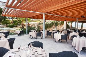 A restaurant or other place to eat at Bonanza Park Hotel by Olivia Hotels Collection