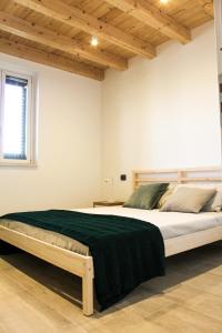 Кровать или кровати в номере La Dimora apartments