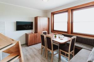 Televízia a/alebo spoločenská miestnosť v ubytovaní Apartamenty Gromada Międzyzdroje
