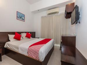 Tempat tidur dalam kamar di OYO 1192 Hash House Hotel