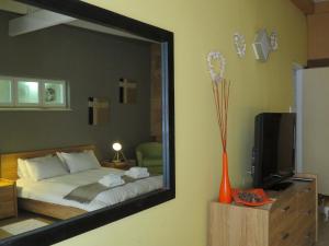 سرير أو أسرّة في غرفة في Beach Walk House and Cottage - Self Catering