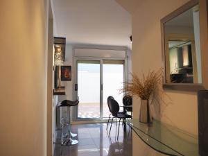 a room with a glass table and chairs and a window at Saromar II Apartament amb dues terrasses per 6 persones a 5 minuts de la Platja Gran in Platja  d'Aro