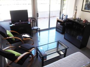a living room with a couch and a glass table at Saromar II Apartament amb dues terrasses per 6 persones a 5 minuts de la Platja Gran in Platja  d'Aro