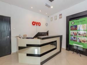 Area lobi atau resepsionis di OYO 1192 Hash House Hotel