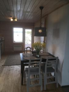 comedor con mesa y algunas sillas en Seaside cottage, en Kõiguste