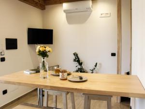 Телевизор и/или развлекательный центр в La Dimora apartments