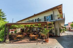 un patio extérieur avec des tables et des chaises en face d'un bâtiment dans l'établissement Hotel-Restaurant zum Ochsen, à Schallstadt