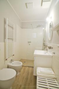 Baño blanco con aseo y lavamanos en La Ruetta in pieno centro storico, en Ascoli Piceno