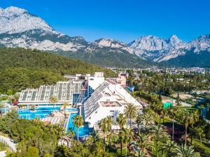 z powietrza widok na ośrodek z górami w tle w obiekcie Queen's Park Goynuk Hotel - All Inclusive w mieście Kemer