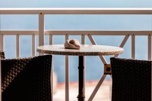 A balcony or terrace at Casa bianca μεζονέτα με θέα στη θάλασσα