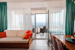 A seating area at Casa bianca μεζονέτα με θέα στη θάλασσα