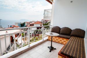 A balcony or terrace at Casa bianca μεζονέτα με θέα στη θάλασσα
