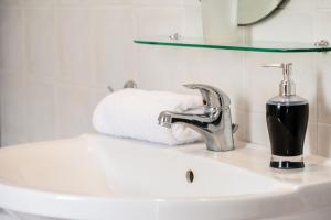 A bathroom at Casa bianca μεζονέτα με θέα στη θάλασσα