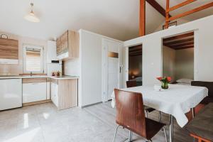 Kuchyňa alebo kuchynka v ubytovaní Apartamenty Gromada Międzyzdroje