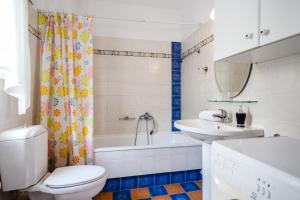 A bathroom at Casa bianca μεζονέτα με θέα στη θάλασσα