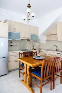 A kitchen or kitchenette at Casa bianca μεζονέτα με θέα στη θάλασσα