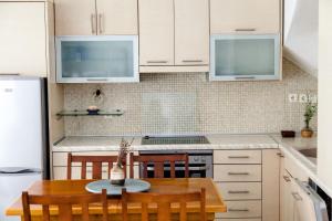 A kitchen or kitchenette at Casa bianca μεζονέτα με θέα στη θάλασσα
