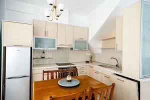 A kitchen or kitchenette at Casa bianca μεζονέτα με θέα στη θάλασσα