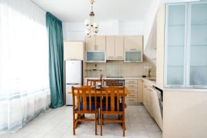 A kitchen or kitchenette at Casa bianca μεζονέτα με θέα στη θάλασσα