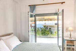 A bed or beds in a room at Casa bianca μεζονέτα με θέα στη θάλασσα