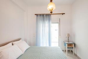 A bed or beds in a room at Casa bianca μεζονέτα με θέα στη θάλασσα