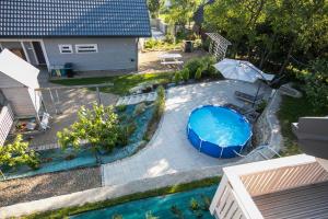 an overhead view of a backyard with a swimming pool at Tabaszówka in Krynica Zdrój