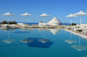 uma piscina com cadeiras e guarda-sóis em Mar Inn Hotel em Chora Folegandros