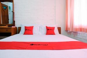 Voodi või voodid majutusasutuse RedDoorz Syariah near Kopeng Treetop Adventure toas