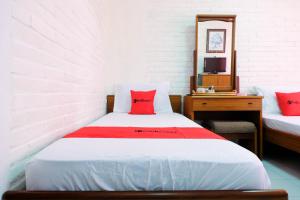 Posteľ alebo postele v izbe v ubytovaní RedDoorz Syariah near Kopeng Treetop Adventure