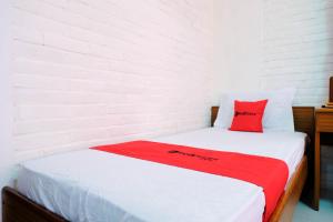 Voodi või voodid majutusasutuse RedDoorz Syariah near Kopeng Treetop Adventure toas