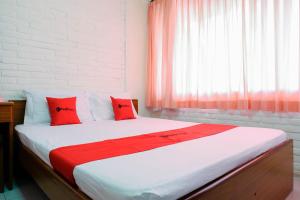 Voodi või voodid majutusasutuse RedDoorz Syariah near Kopeng Treetop Adventure toas
