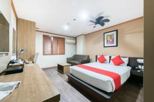 Postel nebo postele na pokoji v ubytování DG Grami Hotel