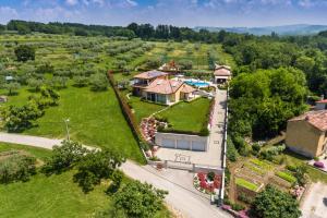uma vista aérea de uma casa com um quintal em Villa GioAn - max 18, Private Playground and Sea View em Materada