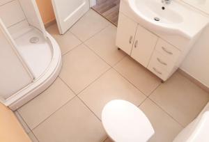 uma casa de banho branca com um WC e um lavatório em Apartments Božito em Nin