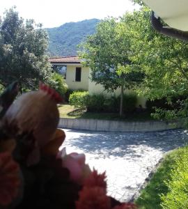 vista su un cortile con una casa di Case Vacanze Corongiu a Tortolì