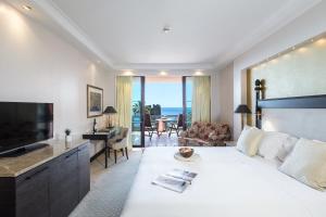 A television and/or entertainment centre at Kempinski Hotel Bahía Beach Resort & Spa