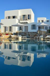 una casa bianca con un riflesso nell'acqua di Mar Inn Hotel a Chora Folegandros