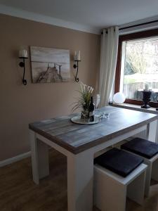 a dining table in a room with a window at 2 Zimmer Ferienwohnung Ostseetraum Haffkrug in Scharbeutz